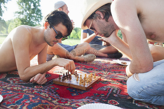 两个青年男子在日落公园派对上玩游戏图片