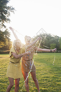 两名年轻女朋友在公园派对玩耍图片