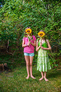 两个年轻女孩当着面拿向日葵图片
