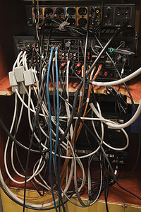 连接电气设备的断线缆图片