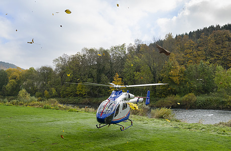 直升机在草坪上起飞图片