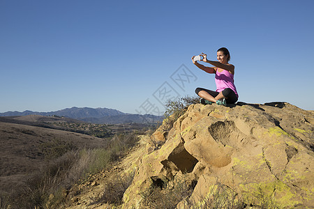 在美国加利福尼亚州千橡树镇上在山丘做瑜伽的成年女子图片
