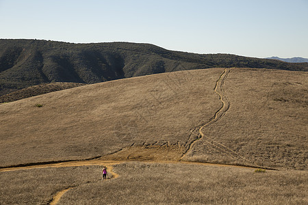 美国加利福尼亚州千橡树市风景中的女跑者图片