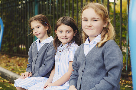 在操场对3名小学生女孩的肖像图片