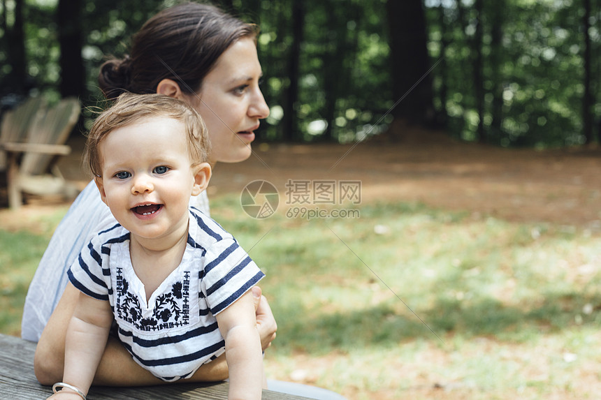 带着婴儿的妇女在森林野餐图片