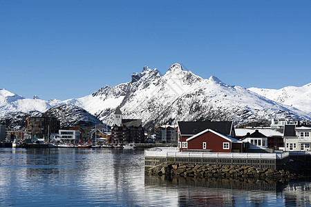 挪威罗弗敦群岛斯沃尔瓦尔海滨别墅和雪山景观图片