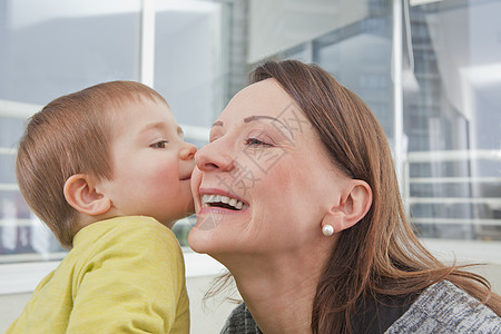 可爱宝宝亲吻妈妈的脸颊图片