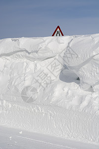 格陵兰路牌前面堆积的雪图片