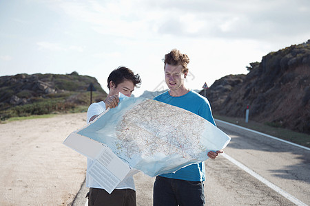 地图酒店素材年轻人站在路上看地图背景