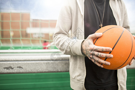 抱着篮球图片