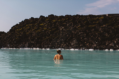冰岛蓝环礁泡温泉的成年妇女图片