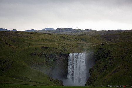 冰岛绿悬崖瀑布图片