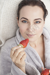 成年女人吃草莓图片