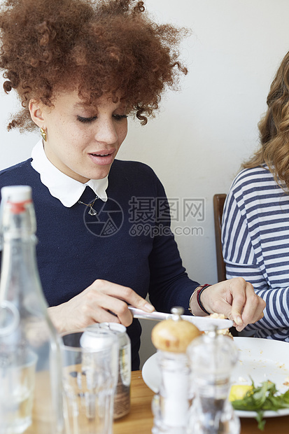 女人在吃午餐图片