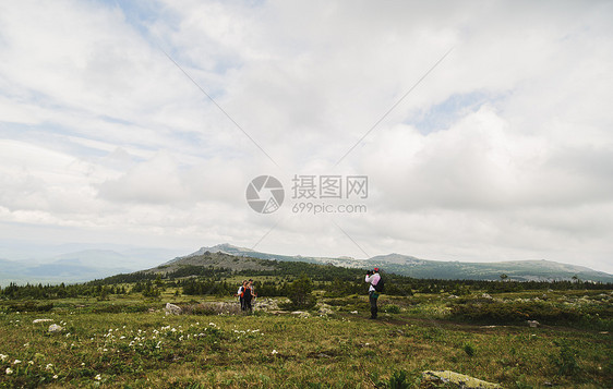 俄罗斯乌拉尔山脉徒步旅行者在风景中相互拍照图片