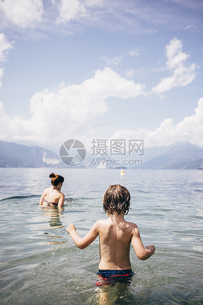 海里游玩的母子图片