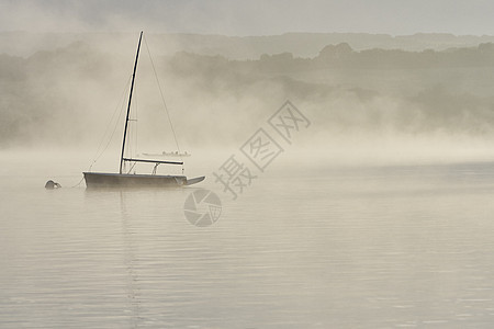 清晨在迷雾的温波球湖图片