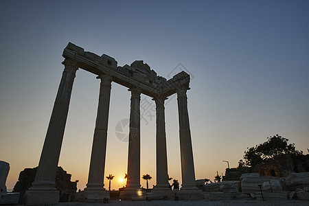 日落时土耳其安塔利亚阿波罗神殿图片