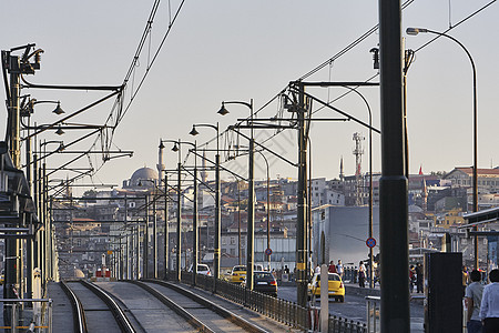 土耳其伊斯坦布尔铁路轨道和城景图片