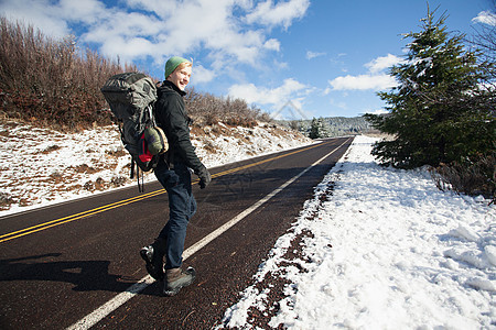 美国俄勒冈州阿什兰农村公路上徒步旅行的年轻男徒步旅行者图片