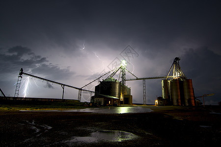 内布拉斯加州粮仓上的闪电火花图片