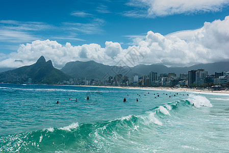 在巴西里约热内卢海岸线上的波浪图片
