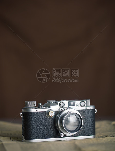 古型照相机棕色背景图片