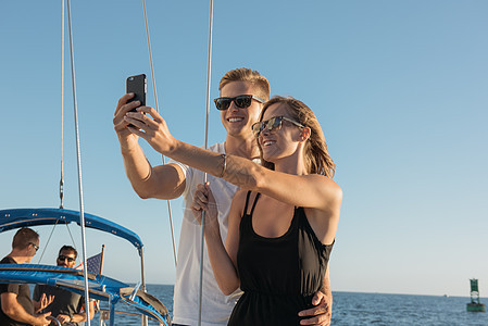 在帆船上享受自拍的情侣图片