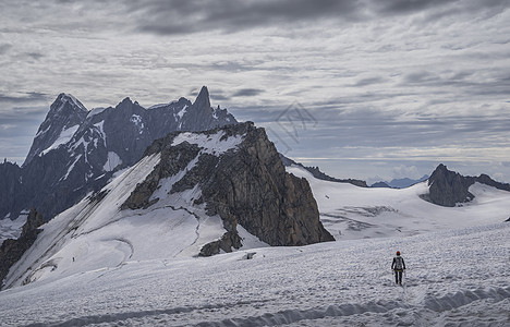 法国勃朗峰冰川上的攀登者图片