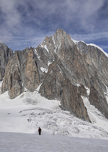 法国勃朗峰冰川上的攀登者图片