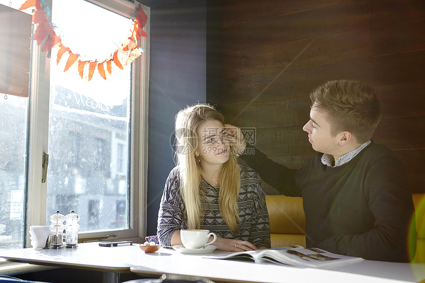 在咖啡馆约会的小情侣图片