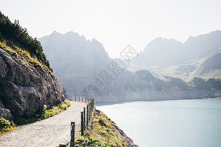 奥地利沃拉尔贝格布兰德山脉弯曲道路图片