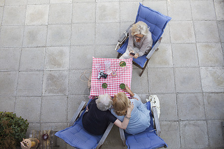 三个女人坐在花园里喝着饮料的俯视图图片