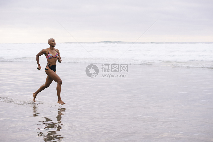 在海滩上比基尼慢跑的女人图片