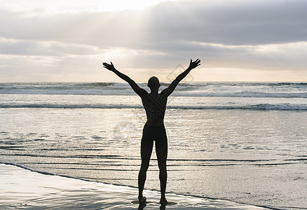 在海滩上举起双手的人图片素材