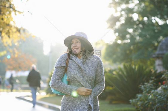 在公园中行走的妇女图片