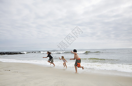 在美国新泽西州霍盖特的海滩上儿童图片