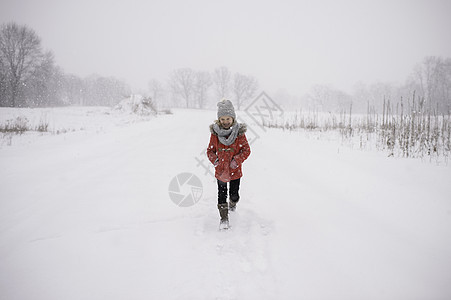 在雪中行走的少女图片