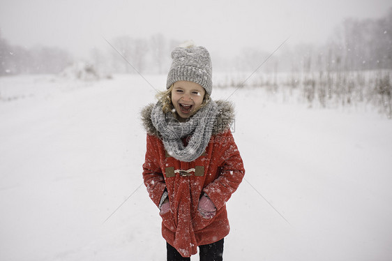 在雪中行走的少女图片