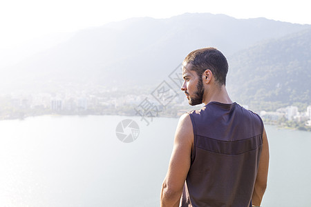年轻男子观看巴西里约热内卢风景图片