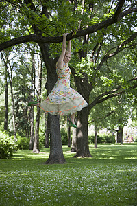 悬挂在树枝上的年轻女子肖像图片