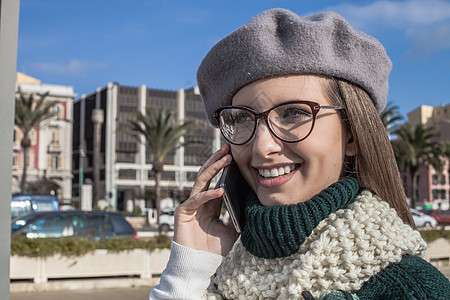戴着眼镜的年轻女子使用智能手机聊天图片