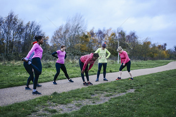 六名成年女跑者在公园路上一起升温图片