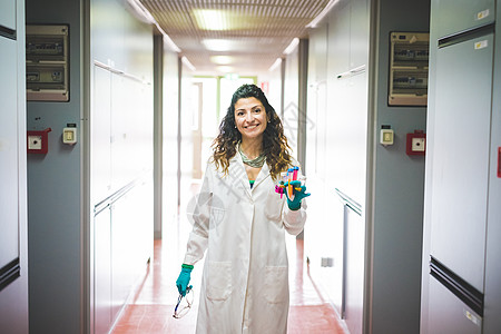 在材料科学和纳米技术实验室行走的女科学家图片