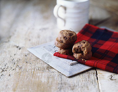 塔坦茶巾上的奢华巧克力薯片饼干图片