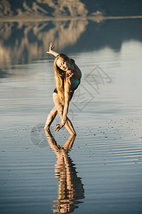 美国犹他州BonnevilleSaltFlats湖边弯曲的女芭蕾舞者背景图片