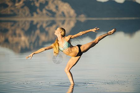 美国犹他州BonnevilleSaltFlats湖中一条腿的女芭蕾舞者图片