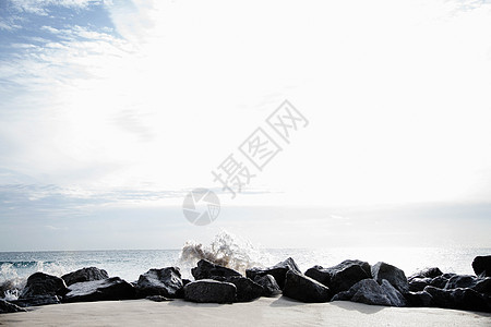 美国佛罗里达州棕榈海滩的岩石作为断路器图片