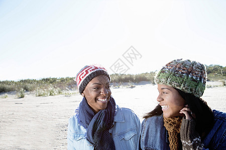 两个女朋友冬天在海滩放松图片