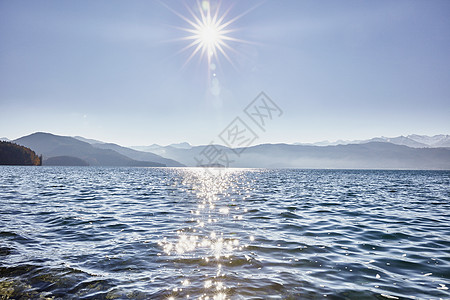 在德国巴伐利亚Walchen湖闪耀的阳光图片